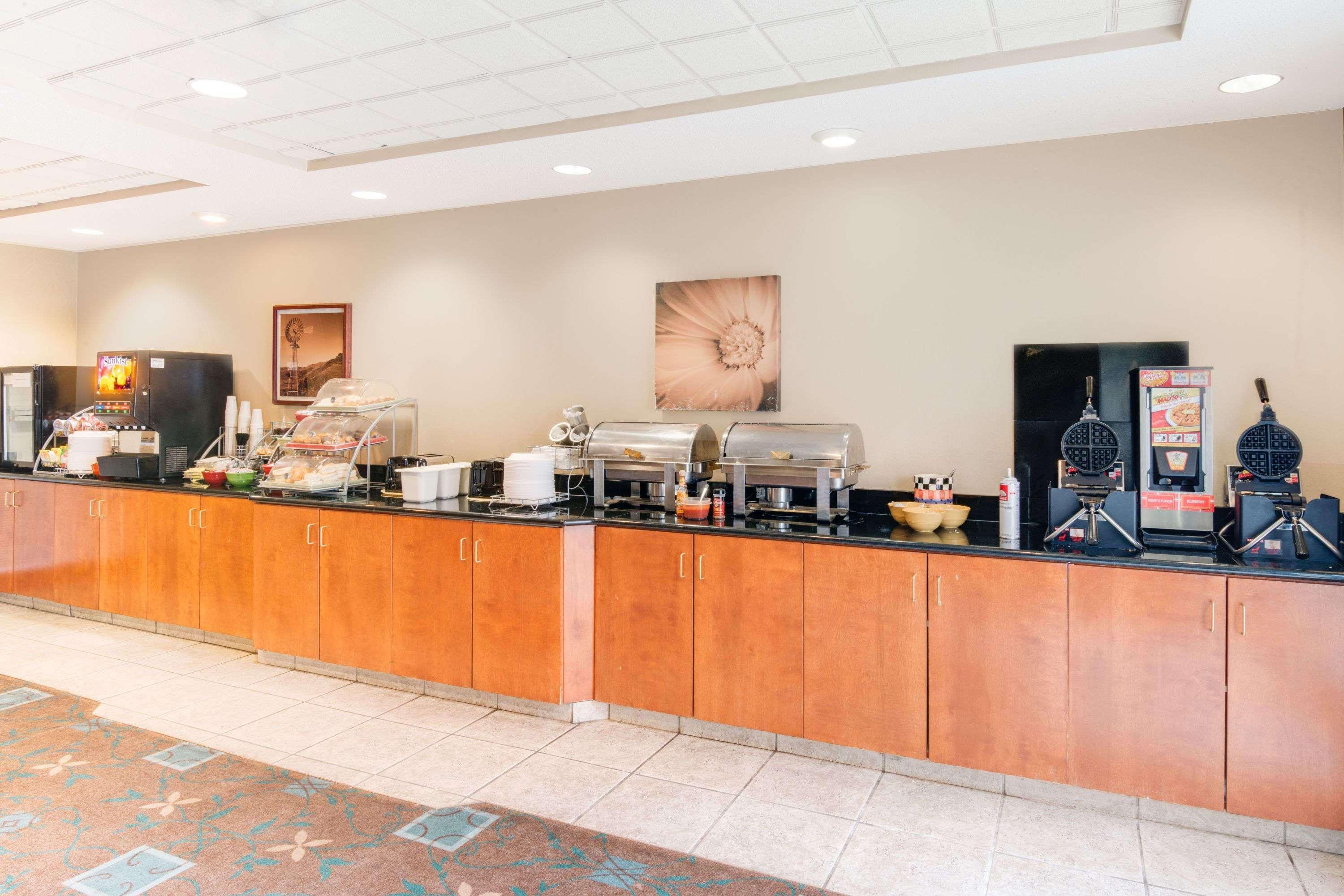 Wingate by Wyndham Gillette Hotell Exteriör bild
